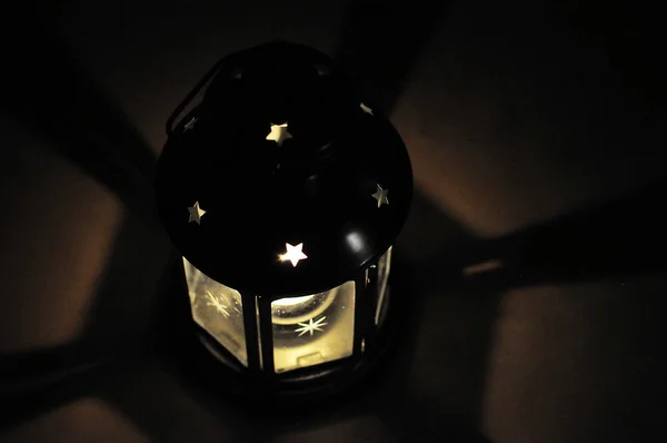 Svíčka Lucerna v tmavé odstíny, zářící hvězda — Stock fotografie