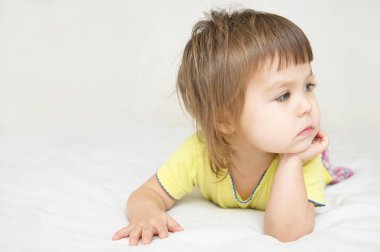 düşünceli çocuk, üzgün küçük kız uzağa arıyorsunuz yatakta yatarken izole