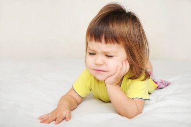 Çocuk duygu diş ağrısı ağrı, çocuk diş bakımı izole kavramı,