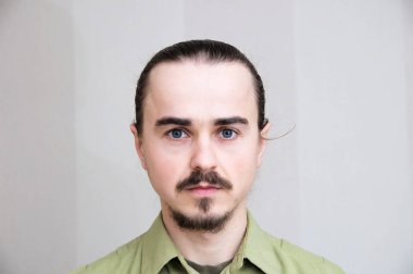 Bıyıklı adam portre, yakışıklı genç adam tam yüz, sakallı ve ciddi