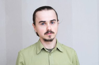 Bıyıklı adam portre, yakışıklı genç adam tam yüz, sakallı ve ciddi