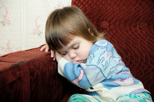 Utmattade barn sover på stol, trött unge somna — Stockfoto