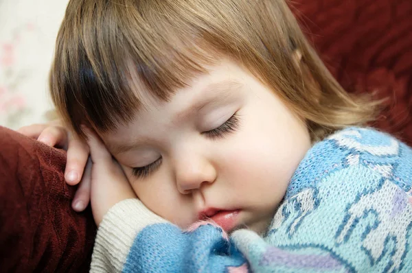 Niño cansado durmiendo retrato primer plano — Foto de Stock