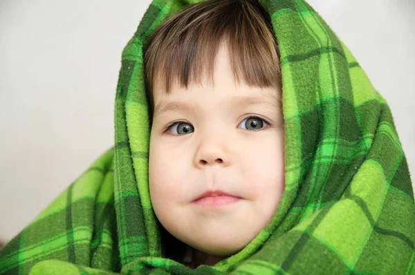 Kid porträtt i filt uppvärmningen, glada leende kid ansikte uttrycker känslor, lilla flickan tittar på kameran, varm filt, bekväma hem leverans — Stockfoto