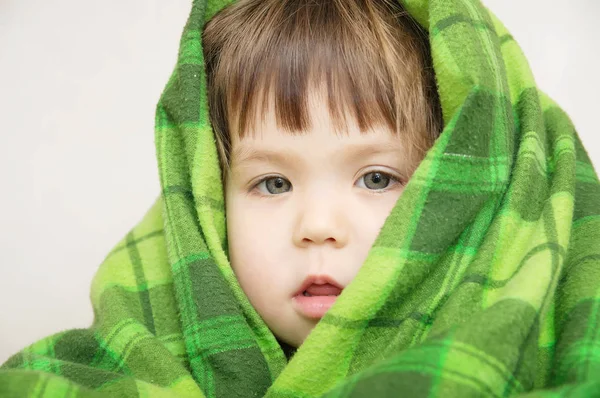 Cosy warm blanket furnishing, child portrait in blanket warming,children care, little girl wrapped in green warm blanket,comfortable winter concept — Stock Photo, Image