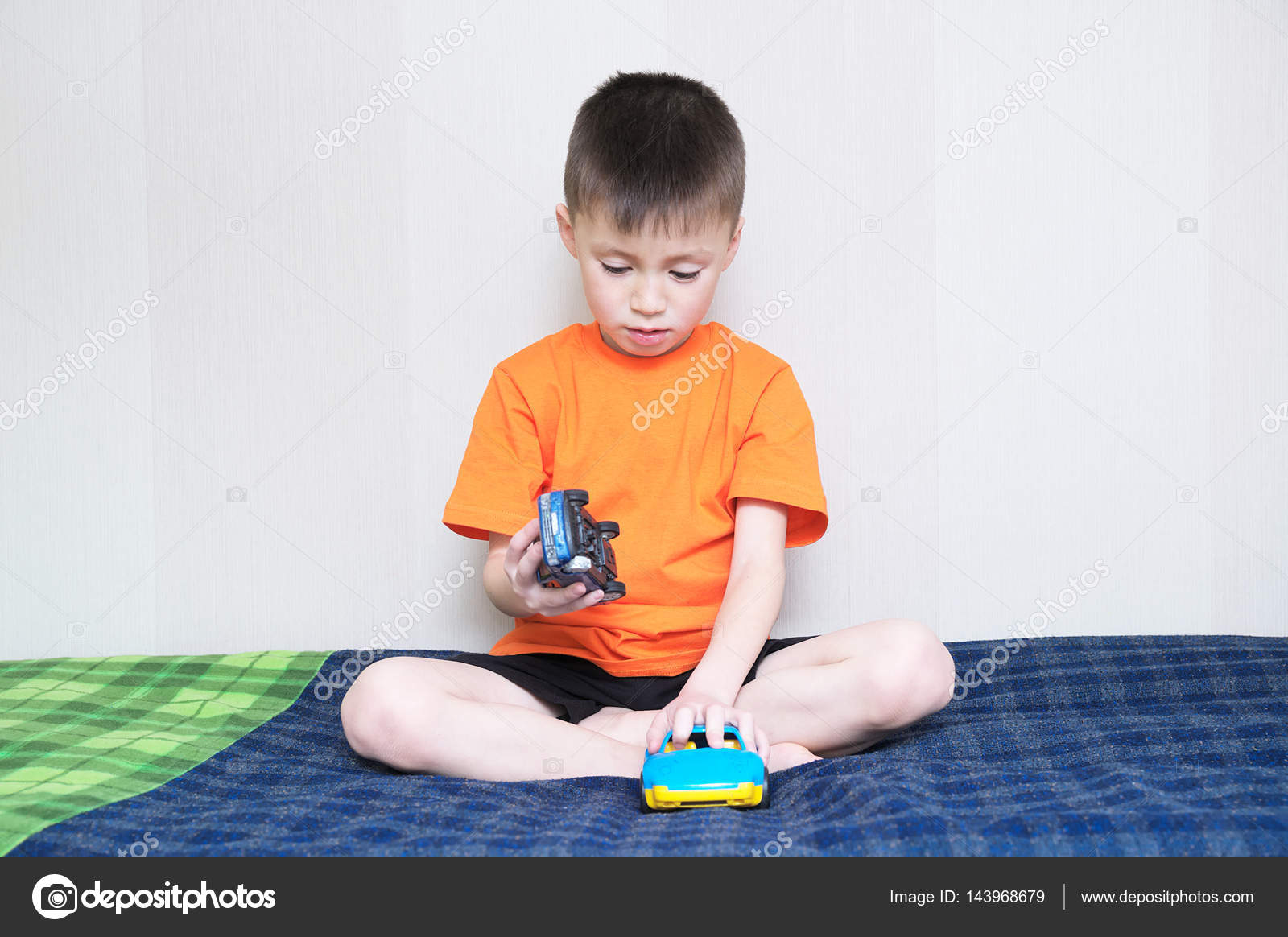Dois meninos brincando com brinquedos na sala de jogos.