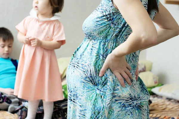 Gravid mamma med barn på bakgrund, graviditet buken av kvinnan. Lyckliga moderskapet. Väntar bebisfödelse i tredje trimestern, som mor. Prenatala perioden, graviditet hälsa, förberedd för barnets födelse — Stockfoto