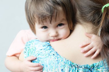 Bebek için fiziksel yakınlığın, sarılma anne sarılma çocuk, fiziksel temas, aile ilişkileri, iletişim mutlu kızı, küçük kız, anne holding çocuk, güzel annelik için mutlu çocukluk