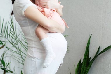 Hamile anne ile kızı, gebelik göbek kadının çocuk ile. Mutlu annelik. Bebek doğum üçüncü üç aylık dönemde bekliyor, anne olmak. Çocuk doğum için hazırlanan doğum öncesi dönem, gebelik sağlık
