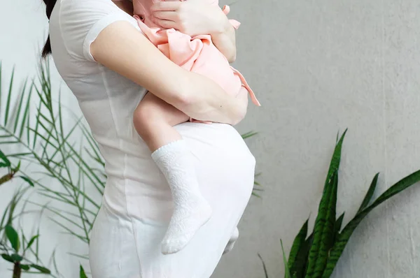 Zwangere moeder met dochter, zwangerschap buik van vrouw met kind. Gelukkig moederschap. Verwacht van de geboorte van de baby in het derde trimester, zijn moeder. Prenatale periode, gezondheid van zwangerschap, geboorte van een kind voorbereid Stockfoto