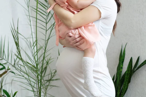 Çocuk, gebelik göbek, anne ve kızı hamile kadınla. Mutlu annelik. Bebek doğum üçüncü üç aylık dönemde bekliyor, anne olmak. Çocuk doğum için hazırlanan doğum öncesi dönem, gebelik sağlık