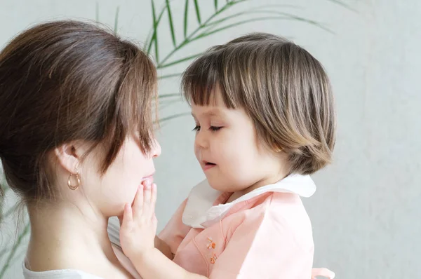 Mutlu bebek için fiziksel yakınlığın, sarılma anne sarılma çocuk, fiziksel temas, aile ilişkileri, iletişim mutlu kızı, küçük kız, anne holding çocuk, güzel annelik için mutlu çocukluk. Anne sarılma çocuk, fiziksel temas