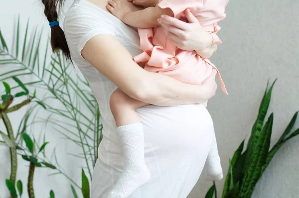 Mujeres embarazadas con hija, vientre del embarazo de la mujer con hijo. Feliz maternidad. Esperando el nacimiento del bebé en el tercer trimestre, siendo madre. Período prenatal, salud del embarazo, preparado para el parto —  Fotos de Stock