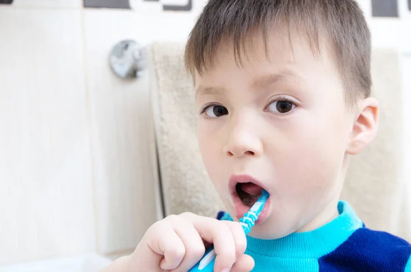 Niño retrato cepillado dientes, cuidado dental infantil, concepto de higiene bucal, niño en el baño con cepillo de dientes, estilo de vida saludable — Foto de Stock