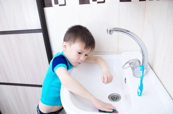 Pojke som rengöring i badrum tvätta handfat, barn göra upp hushållsarbete att hjälpa mor med sanitära renhet av hem, utbildning kid för städning — Stockfoto