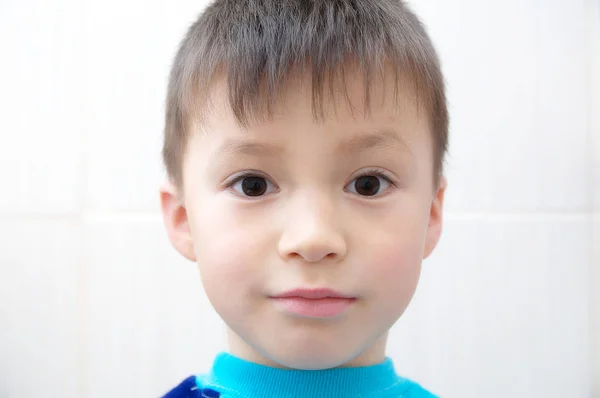 Портрет мальчика, милое улыбающееся очаровательное лицо — стоковое фото