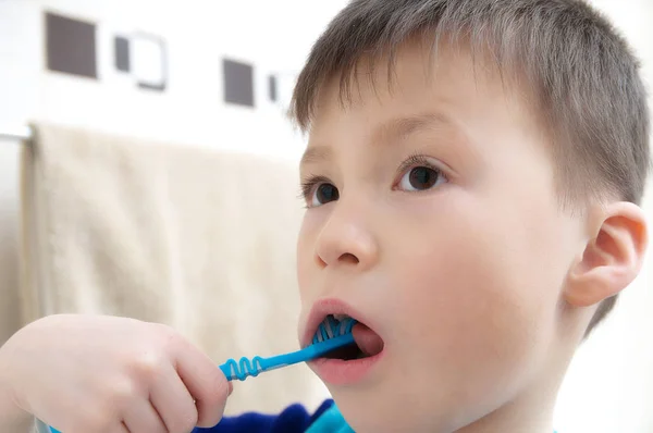 Menino escovar os dentes, cuidados odontológicos infantis, conceito de higiene oral, criança no banheiro com escova de dentes, estilo de vida saudável — Fotografia de Stock