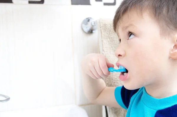 Niño cepillándose los dientes, cuidado dental infantil, concepto de higiene bucal, niño en el baño con cepillo de dientes, estilo de vida saludable — Foto de Stock