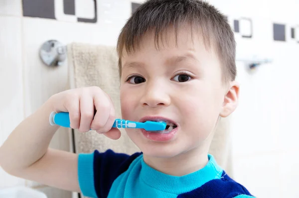 Menino escovar os dentes, cuidados odontológicos infantis, conceito de higiene oral, retrato infantil no banheiro com escova de dentes, estilo de vida saudável — Fotografia de Stock