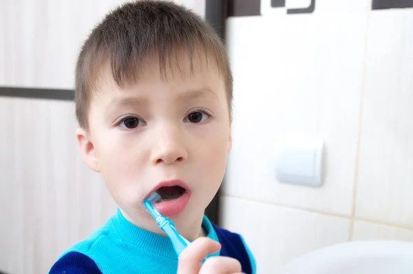 Niño cepillándose los dientes, cuidado dental infantil, concepto de higiene bucal, niño en el baño con cepillo de dientes, estilo de vida saludable — Foto de Stock