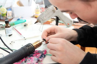 plastik tutkal, ev dekorasyon işçilik hobi, dekor oluşturma işlemi heykel el yapımı arı genç adam