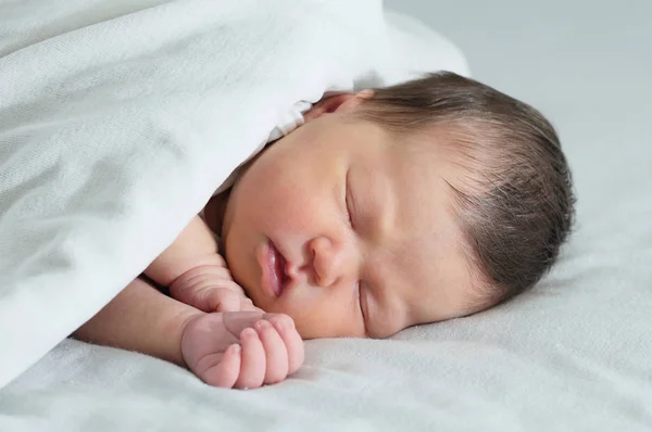 亚洲新生儿睡在亚洲婴儿照可爱的白色毯子下 — 图库照片