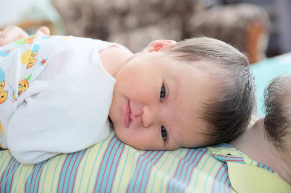 Sorrindo bebê recém-nascido deitado no pai — Fotografia de Stock