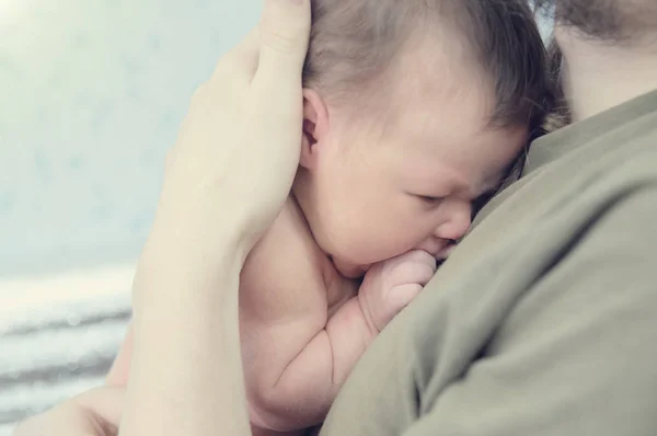Pai segurando bebê recém-nascido, amor familiar — Fotografia de Stock