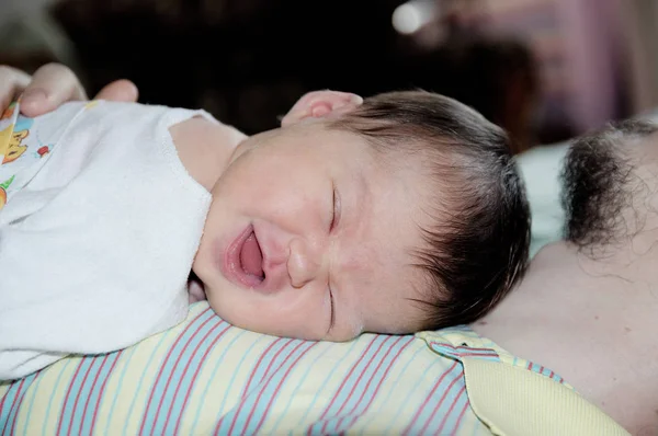 Bebê recém-nascido feliz sorrindo retrato com papai — Fotografia de Stock