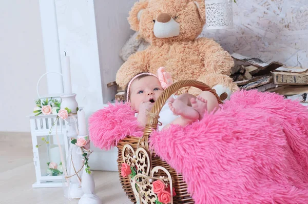 Новорожденная в корзине, дочка. Симпатичное украшение с розовым одеялом, свечами, игрушечным медведем и сердечками. Новое детское объявление — стоковое фото