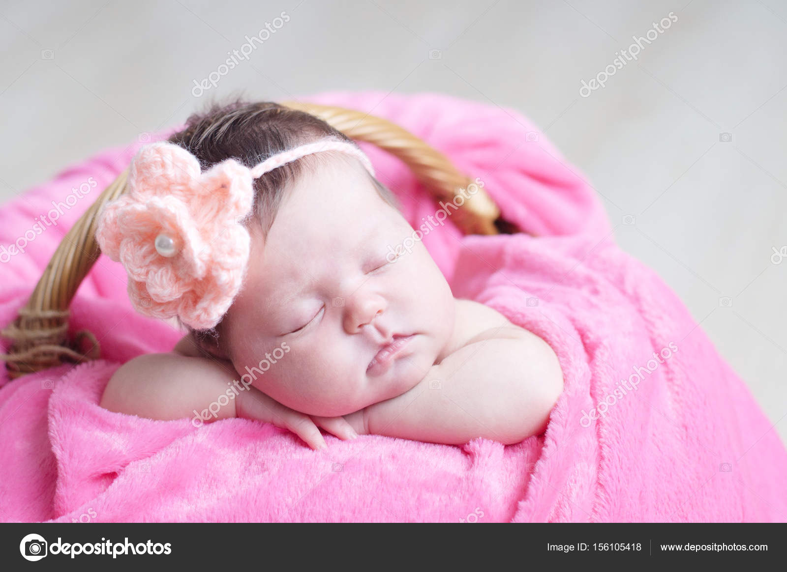 Naissance Dormant Avec Fleur Tricotee Sur La Tete Nourrisson Bebe Fille Gros Plan Couche Sur Une Couverture Rose Dans Le Panier Portrait Mignon Du Nouvel Enfant Image Libre De Droit Par