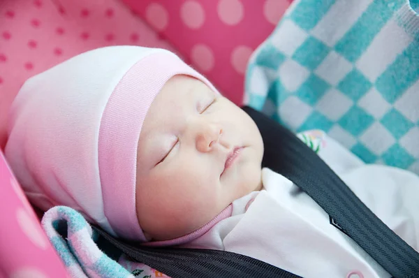 Pasgeboren slapen in de zetel van de auto. Veiligheidsconcept. Baby babymeisje. veilig rijden met kinderen. Baby verzorging levensstijl. Schattige baby slapen in de auto. — Stockfoto