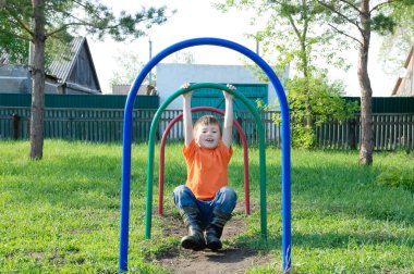 Açık havada oynayan çocuk. Çocuk Bahçesi, çocuk aktivite üzerinde. Etkin sağlıklı çocukluk kavramı