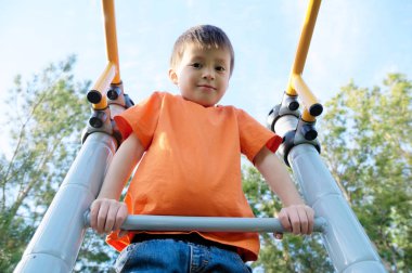 açık havada spor oynayan çocuk. Çocuk Bahçesi, çocuk aktivite. Eğlenceli olan çocuğun. Etkin sağlıklı çocukluk kavramı