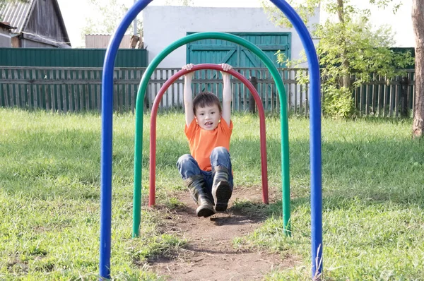 Barn som leker utomhus. Pojke på lekplats, barn aktivitet. Aktiva friska barndom koncept — Stockfoto