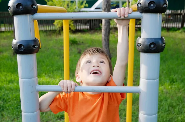 Chłopiec, wchodzenie po schodach i gry na zewnątrz na plac zabaw dla dzieci, dzieci. Dzieci świetnie się bawią. Koncepcja aktywnego zdrowego dzieciństwa — Zdjęcie stockowe