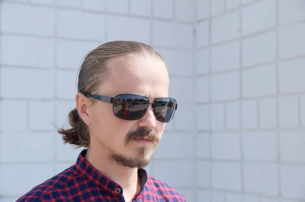 Retrato de homem hipster barbudo alegre em óculos pretos — Fotografia de Stock
