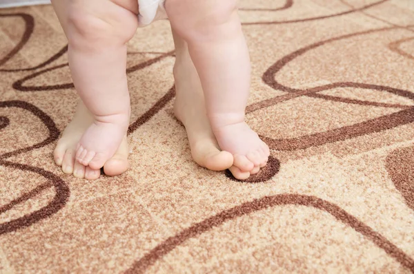 Mother and baby legs learning to walk. First steps. — Stock Photo, Image