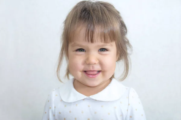 Feliz retrato de niña sonriente sobre fondo blanco, niño caucásico — Foto de Stock