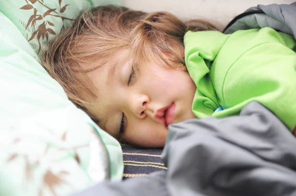 Linda niña durmiendo retrato acostado, niño doméstico día dormir — Foto de Stock