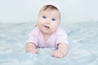 Boyunburan ile mutlu gülümseyen bebek kız portre. Sağlık yaşam tarzı.