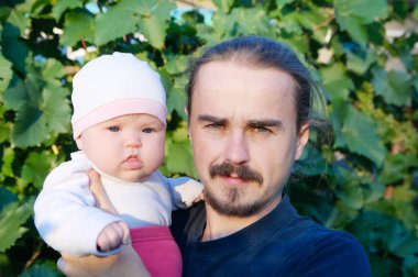 Baba ile bebek kız kızı, yaz, mutlu aile portresi