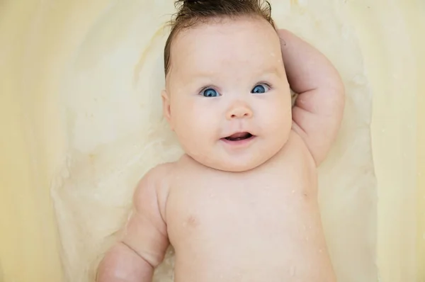 Baby girl portrait in bath smiling and happy feeling good. Healthy lifestyle. — Stock Photo, Image