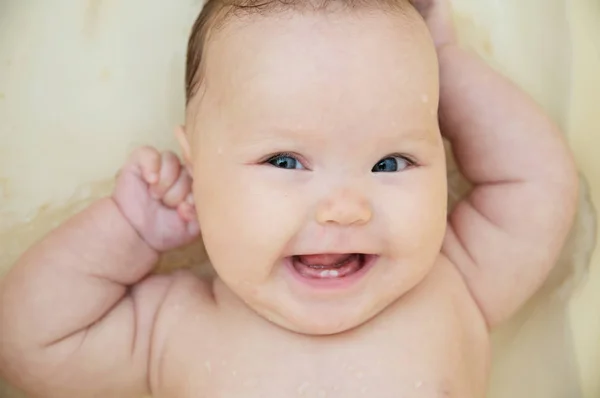 Feliz niña sonriente retrato en baño sentirse bien. Estilo de vida saludable . — Foto de Stock