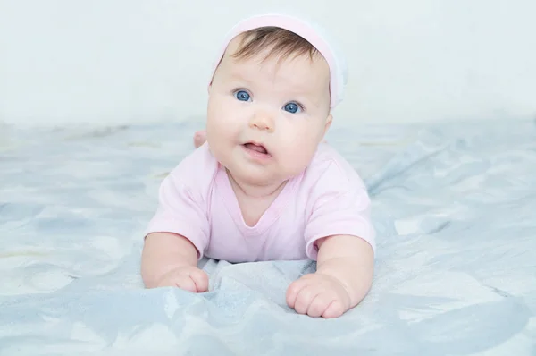 Gelukkig lachende baby meisje portret met Draaihalzen. Gezondheidszorg levensstijl. — Stockfoto