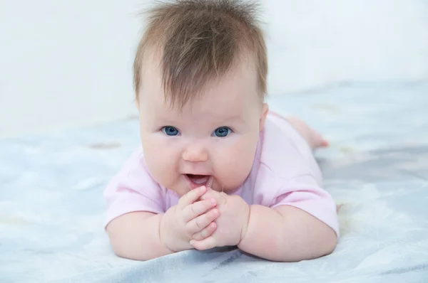 Baby flicka stående liggande på sängen. Hälso-och livsstil. — Stockfoto