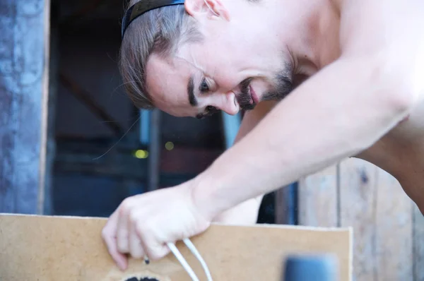 Muži, kteří pracují na domácí venkovní dělat řemeslo — Stock fotografie