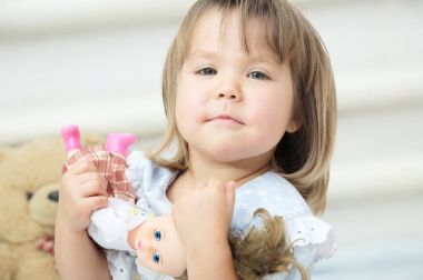 Küçük kız bebek mutlu gülümseyen iskambil ile 