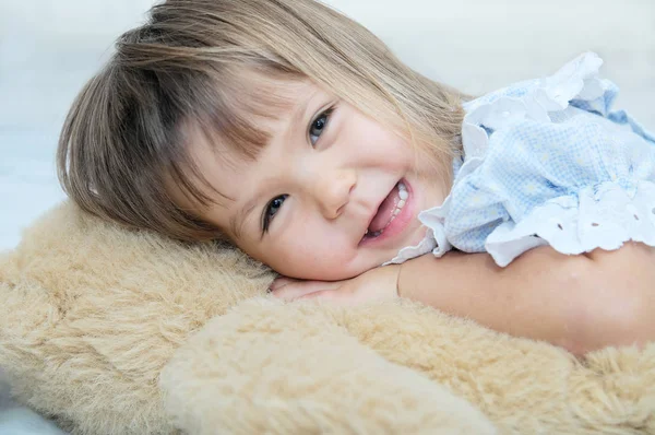 Menina pequena retrato feliz sorrindo com Teddy urso abraçando brinquedo — Fotografia de Stock