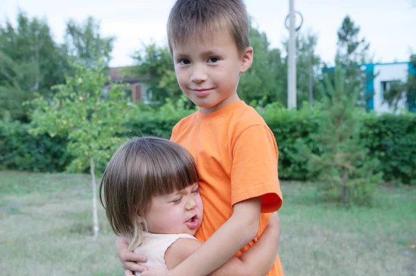 Rapaz e menina abraçando. irmãos felizes infância — Fotografia de Stock